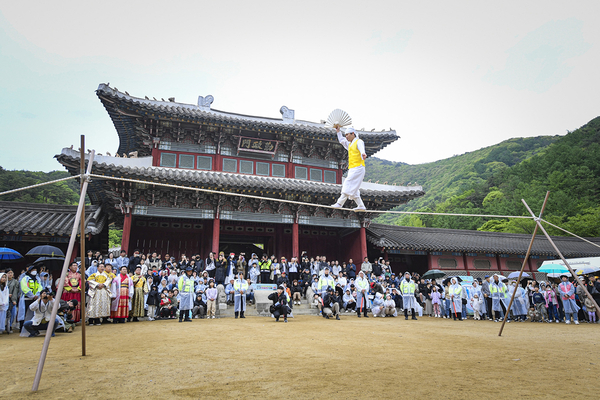 아찔한 줄타기로 색다른 볼거리를 제공하고 있다. ⓒ문경시