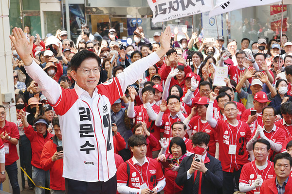 ▲ 국민의힘 김문수 대선 후보가 13일 울산 뉴코아아울렛 앞에서 유세를 하고 있다. ⓒ연합