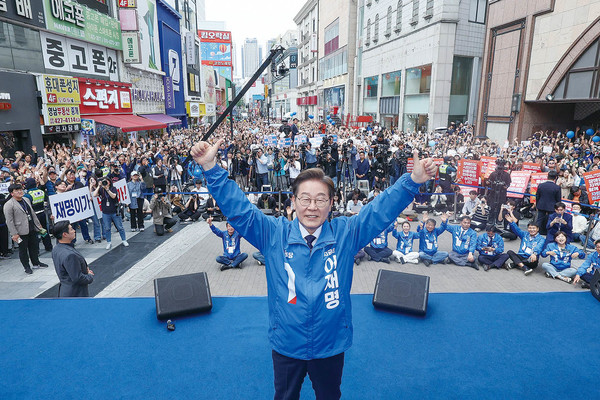 ▲ 더불어민주당 이재명 대선 후보가 13일 ‘보수의 심장’이라고 불리는 대구광역시의 동성로 거리에서 연설을 마친 후 두손을 번쩍 들고 있다. ⓒ연합