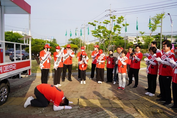 ▲ 국민의힘 강명구 의원이 김문수 대통령 후보 유세를 하면서 큰절을 하고 있다. ⓒ강명구 국회의원 사무소