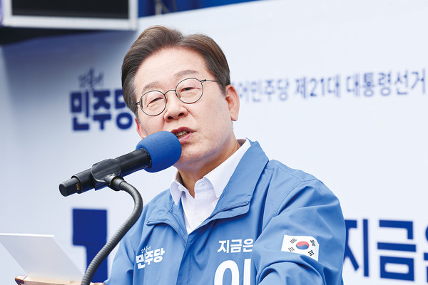 ▲ 더불어민주당 이재명 대선 후보가 14일 부산 부산진구에 위치한 서면 젊음의 거리에서 열린 유세에서 지지를 호소하고 있다. ⓒ연합