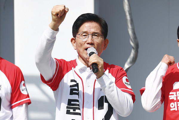 ▲ 국민의힘 김문수 대선 후보가 14일 경남 진주시 진주광미사거리에서 유세를 하고 있다. ⓒ연합