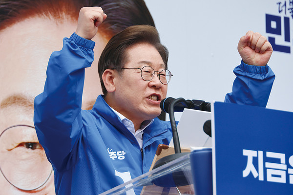 ▲ 더불어민주당 이재명 대선 후보가 19일 서울 영등포구 타임스퀘어에서 지지를 호소하고 있다. ⓒ연합