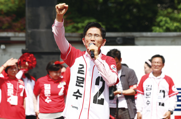 ▲ 국민의힘 김문수 대선 후보가 20일 서울 서초구 고속터미널역 인근에서 집중유세를 하고 있다. ⓒ연합