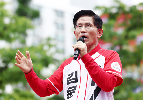 ▲ 국민의힘 김문수 대선 후보가 21일 경기 고양시 덕양구 화정역 문화광장 앞에서 집중유세를 하고 있다. ⓒ연합