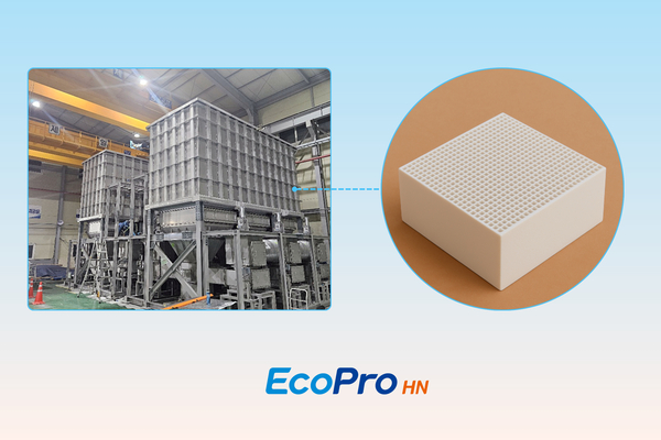 ▲ 에코프로에이치엔이 개발한 3세대 촉매인 허니컴 촉매를 적용한 PFC 감축 시스템과 벌집 모양의 허니컴 촉매를 확대한 모습. ⓒ에코프로