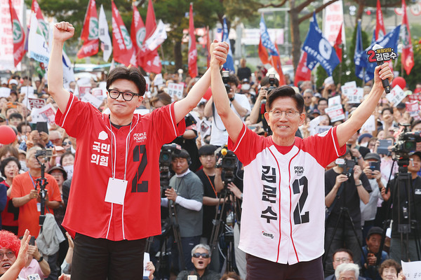 ▲ 국민의힘 김문수 대선 후보가 26일 서울 도봉구에서 한동훈 전 대표와 집중유세를 하고 있다. ⓒ연합