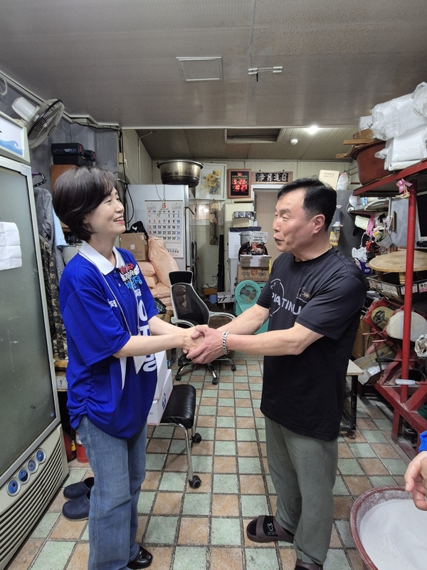 ▲ 조국혁신당 박은정 의원이 포항 대해시장과 큰 동해시장 등 전통시장을 방문했다. ⓒ민주당 남울릉지역위