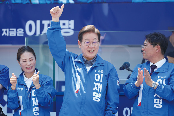 ▲ 민주당 이재명 대선 후보가 1일 동대구역 광장에서 열린 유세에서 시민들에게 인사하고 있다. ⓒ연합