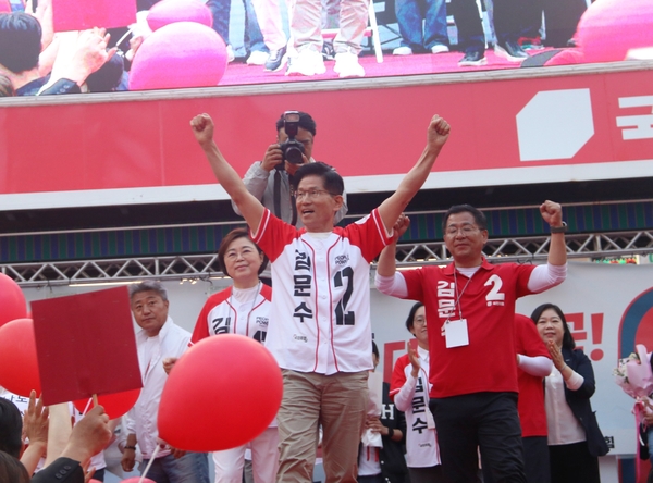 ▲ 제21대 대통령 선거를 불과 사흘 앞둔 지난달 31일 국민의힘 김문수 대통령 후보가 포항을 찾아 집중 유 세했다 ⓒ포항북구선대위