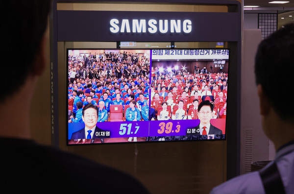 ▲제21대 대통령선거가 치러진 3일 서울역 대합실에서 시민들이 TV를 통해 선거 출구조사 결과 발표 방송을 지켜보고 있다. ⓒ연합