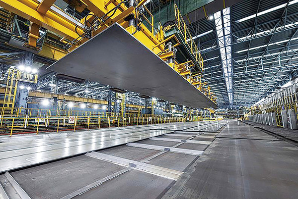 ▲ 진공흡착식 크레인으로 이송되는 고망간강. ⓒ포스코