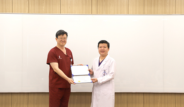 ▲ 지난달 30일 오전 6층 콘퍼런스룸에서 쁘레아 엉 두엉 병원 소속 쎙 쌈낭(SENG Samnang) 신경외과 전문의의 연수 수료식을 개최했다. ⓒ에스포항병원