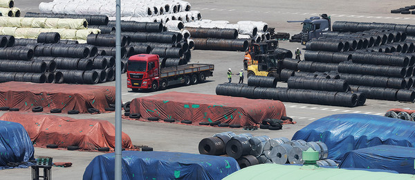 ▲ 트럼프 대통령이 미국으로 수입되는 외국산 철강·알루미늄 제품에 대해 인상하기로 한 50% 관세가 발효된 4일 경기 평택항에 철강제품이 쌓여 있다. ⓒ연합