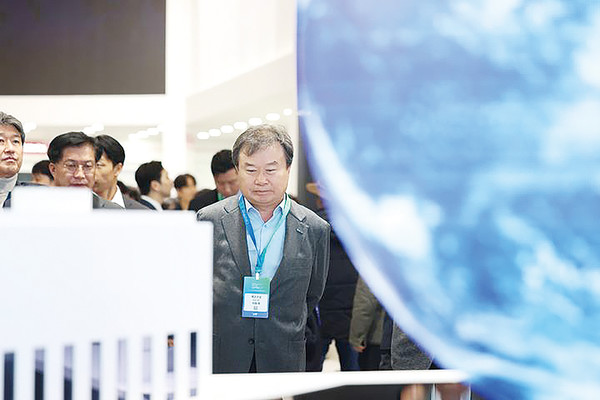 ▲ 이동채 에코프로 창업주가 지난 6일 인터배터리2025에서 에코프로 부스를 방문해 전시관을 둘러보고 있다. ⓒ에코프로 