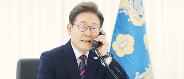 ▲ 이재명 대통령이 지난 6일 도널드 트럼프 미국 대통령과 통화를 하기 위해 수화기를 들고 있다. ⓒ연합