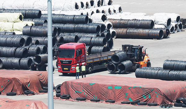 ▲ 트럼프 대통령이 미국으로 수입되는 외국산 철강·알 루미늄 제품에 대해 인상하기로 한 50% 관세가 발효 된 4일 경기도 평택항에 철강 제품이 쌓여 있다. ⓒ연합