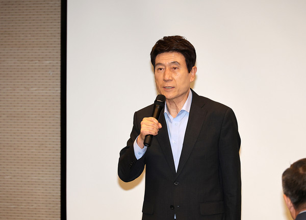 ▲ 미래의료혁신연구회 제7회 정기 세미나에서 발언하는 이강덕 포항시장 ⓒ포항시