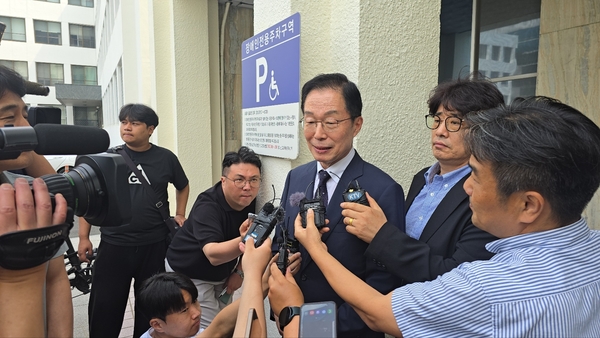 ▲ 뇌물수수 혐의 등으로 1심에서 징역 2년 6개월을 선고받은 임종식 경북도교육감이 19일 대구지법에서 열린 2심 판결에서 원심 파기 취지로 무죄를 선고받고 기자들의 질문에 답변하고 있다. ⓒ영남경제 자료