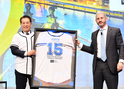 ▲ 지난 18일(현지시간) 미국 뉴욕에서 열린 WSD 포럼에서 장인화 포스코그룹 회장(왼쪽)이 필립 엥글린(Philipp Englin) WSD 최고경영자(CEO)로부터 야구복으로 특별 제작한 WSD 명예의 전당 기념 액자를 전달받은 뒤 기념 촬영을 하고 있다. ⓒ포스코