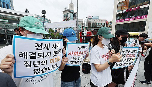 ▲ 국토교통부와 한국부동산원이 청년층을 대상으로 전세사기 예방을 위한 참여형 교육 프로그램을 확대 운영한다. 사진은 전세사기 피해 청년들. ㅇ