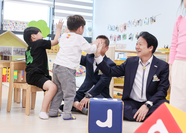 ▲ 성주군이 민선 8기 출범 3주년을 맞았다. 사진은 어린이와 하이파이브를 하는 이병환 성주군수 ⓒ성주군