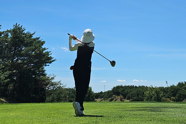 ▲ 영남리더스 골프회 7월 월례회 기념사진(티샷하는 이경희 회원) ⓒ김소헌기자