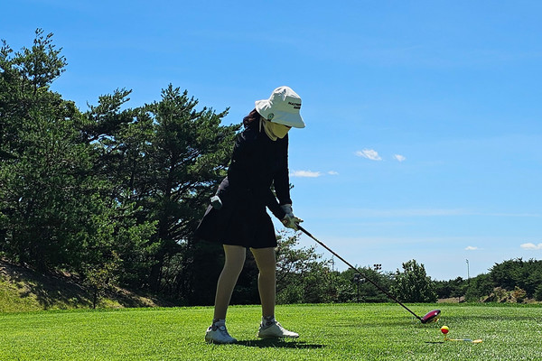 ▲ 영남리더스 골프회 7월 월례회 기념사진(티샷하는 김민지 회원) ⓒ김소헌기자