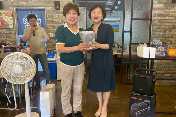 ▲ 영남리더스 골프회 7월 월례회 메달리스트 김규희 회원(한송희 회원 대리수상) ⓒ김소헌기자