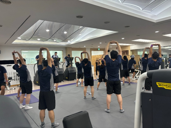 ▲ 포스코 포항제철소 임직원들이 8주 운동프로그램에 참여해 준비 운동을 하고 있다.ⓒ포스코