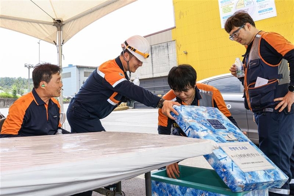 ▲ 포스코 포항제철소 직원들이 그늘막 아래에서 물을 꺼내고 있다. ⓒ포스코