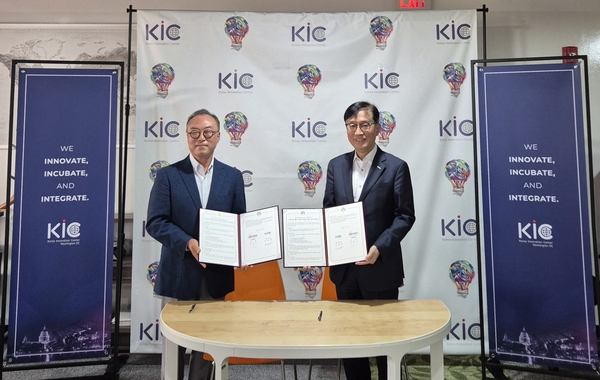 ▲ 김성근(오른쪽) 포스텍 총장과 김창희 KIC-워싱턴 센터장이 지난 23일 스타트업의 글로벌 스케일업 지원을 위한 업무협약을 체결하고 있다.  ⓒ포스텍
