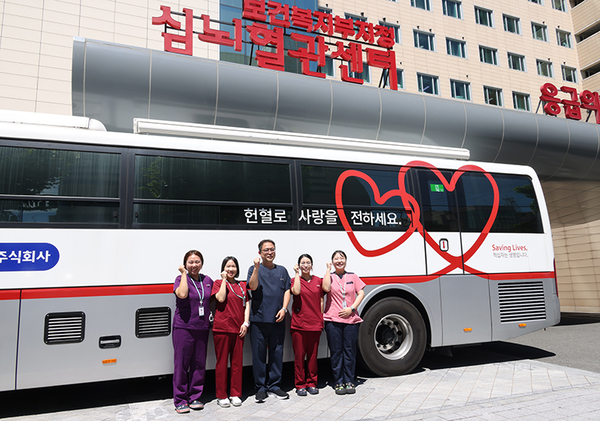 ▲ 포항세명기독병원 입원의학과 강승우 과장과 직원들이 헌혈 후 기념사진을 찍고 있다. ⓒ포항세명기독병원