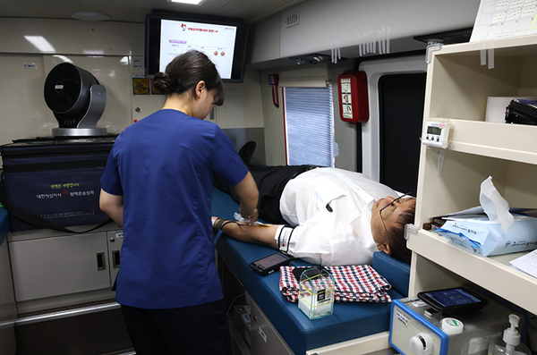 ▲ 포항세명기독병원 한동선 병원장이 헌혈에 참여하고 있다. ⓒ세명기독병원