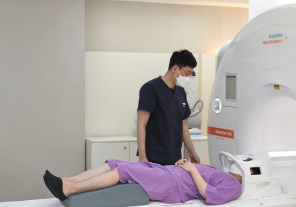 ▲ MRI 검사 모습. ⓒ포항세명기독병원