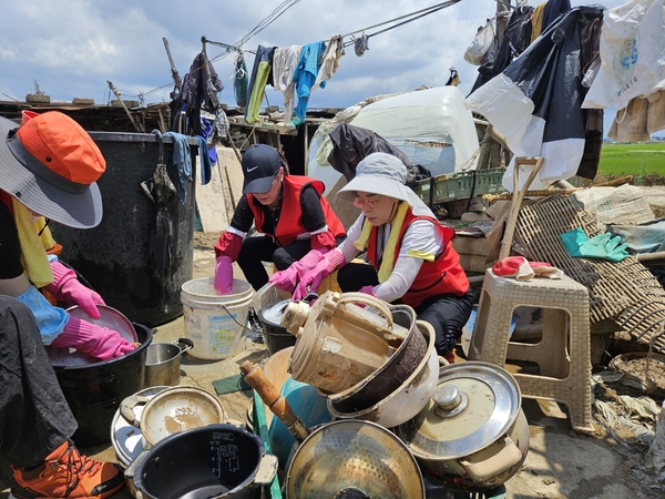 ▲ 김정재 의원과 포항북당협 봉사단은 지난달 22일 예산군을 찾아 수해 복구 봉사활동을 펼쳤다. ⓒ김정재 의원실