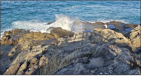 ▲ 그림5. 파식구로 밀려온 파도에 의해 물보라가 일어나는 모습.