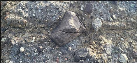 ▲ 그림7. 구룡소 현무암질 집괴암의 자갈을 쪼갠 단열. 