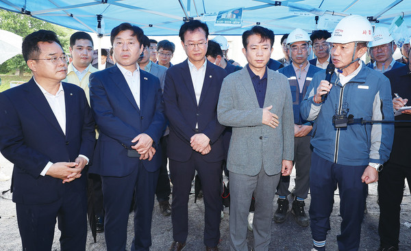 ▲6일 민주당 을지로위원회 민병덕 위원장과 위원들이 지난 4일 작업자가 중상을 입고 의식불명에 빠진 사고가 발생한 경기도 광명시 포스코이앤씨 고속도로 건설공사 현장을 찾아 송치영 포스코이앤씨 사장의 설명을 듣고 있다. ⓒ연합