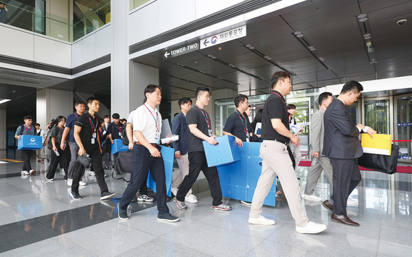 ▲ 경기남부경찰청과 고용노동부 관계자들이 경기도 광명시 포스코이앤씨 고속도로 건설공사 현장의 미얀마인 근로자 감전 사고와 관련해 12일 포스코이앤씨 인천 본사(인천 연수구) 압수수색을 위해 사옥으로 들어가고 있다. ⓒ연합