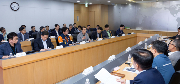 ▲ 장인화 회장이 22일 포스코센터에서 열린 '그룹 안전 특별점검회의'에서 참석자들과 안전 혁신 방안에 대해 논의하고 있다. ⓒ포스코