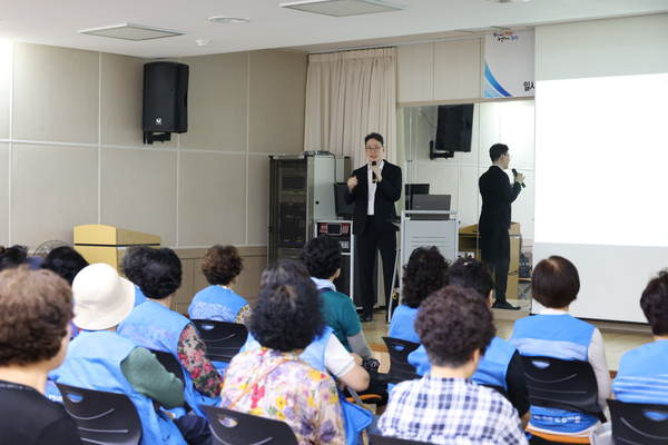 ▲ 서정훈 포항세명기독병원 지역심뇌혈관질환센터 과장이 지난 21일 해도어르신행복센터에서 심혈관 질환 예방 및 관리의 중요성을 강조하는 강연을 진행했다.  ⓒ포항세명기독병원