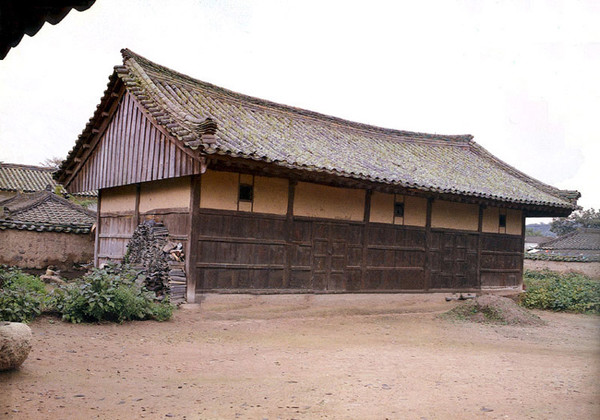 ▲ 최부자집 곡간 - 곡식 800석이 들어가는 규모로, 조선시대 민가 곡간 중 가장 큰 규모였다.