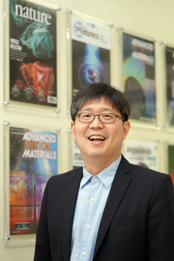 포항공과대학교와 고려대학교 연구진이 습도 변화만으로 영상 모드를 자동 전환하는 혁신적인 광학 기술을 개발했다고 발표했다. ⓒ포스텍