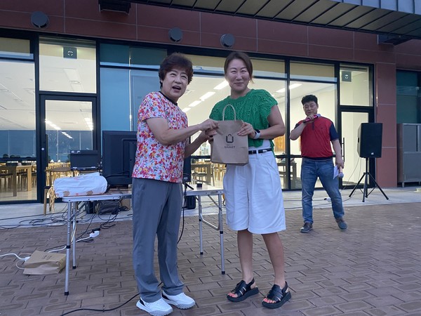 영남리더스포럼 골프회 9월 핸디우승 김민영 회원 (영남리더스포럼 골프회 제공)