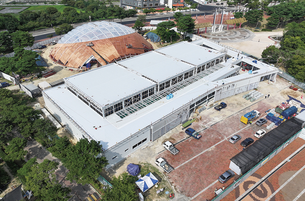 ▲ 경북 경주시 경주국립박물관에서 언론인 초청 APEC 현장 준비 상황 설명회가 열린 가운데 APEC 정상회의 만찬장 조성 공사가 진행되고 있다. ⓒ연합