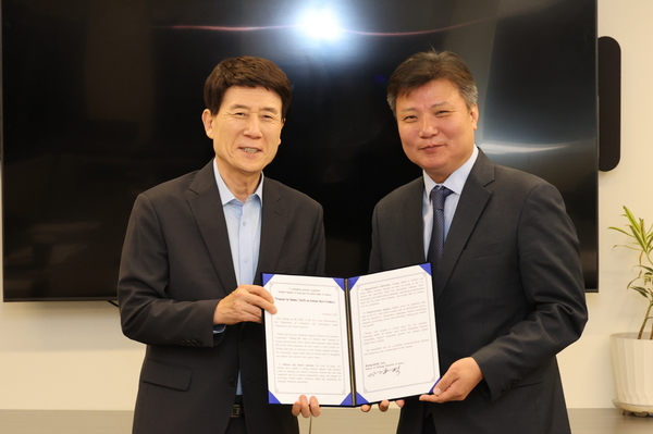 ▲ 이강덕 시장이 KOTRA를 방문해 철강 제품에 대한 관세 인하를 호소하는 공식 건의서를 전달했다. ⓒ포항시