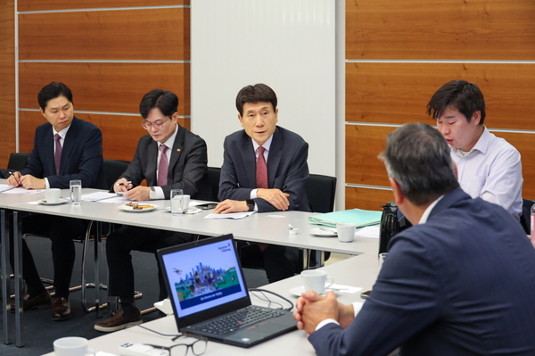 ▲ 이강덕 시장이 독일 도시협의회를 방문해 지방 정부와 주정부 간 협력 방식 등을 살피는 모습. ⓒ포항시