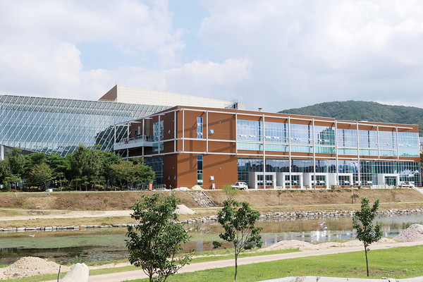 ▲ 아시아태평양경제협력체(APEC) 정상회의를 약 한 달 앞둔 29일 경북 경주화백컨벤션센터 야외에 건설 중인 국제미디어센터. ⓒ연합