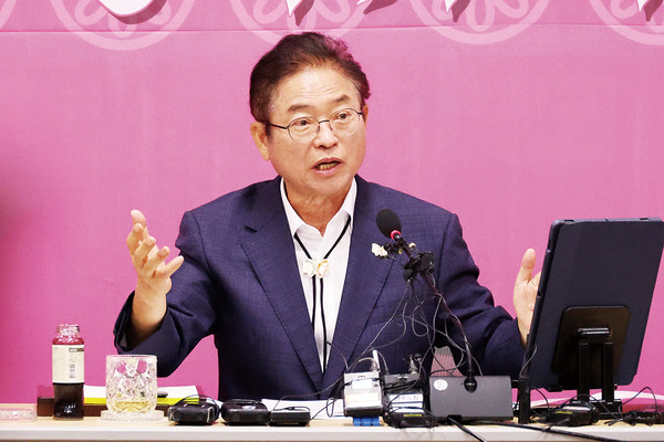 ▲ 이철우 경북도지사는 1일 경주엑스포공원 대회의장에서 도정 주요 현안에 대한 추석맞이 종합브리핑 및 언론인 간담회를 가졌다. ⓒ영남경제 자료